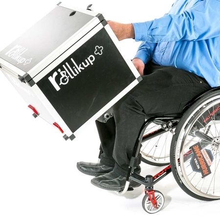 Mann zeigt beispielhaft die Nutzung der Rollikup Anhängerkupplung mit dazugehöriger Box