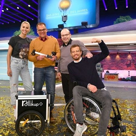 Rollikup Gewinnerfoto bei "Das Ding des Jahres 2019" mit Moderator Joko Winterscheidt