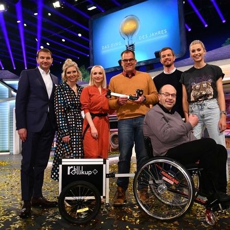 Rollikup Gewinnerfoto bei "Das Ding des Jahres 2019" mit dem Moderatorenteam der Show