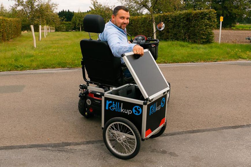 RollikupS der Anhänger für den Elektroscooter an einem Scooter befestigt