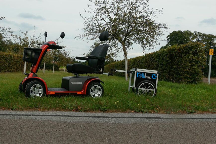 RollikupS an einem Elektroscooter befestigt von der Seite