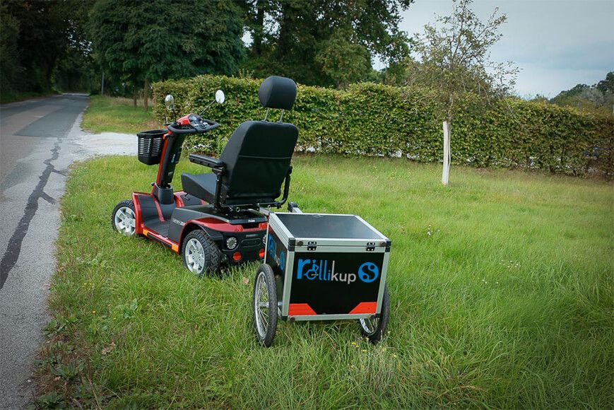 RollikupS an einem Elektroscooter befestigt von hinten